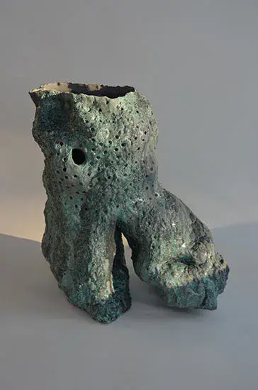 2019 Skulptur. «Vi hjelper til II». Modellert leirgods, h 0,34m x b 0,36m x d 0,26m. Foto/Ingegjerd Mandt ©