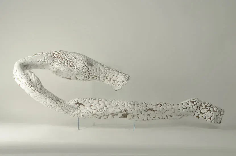 2011 ”Under snøen”. Modelert steingods, h 0,24m x b 0,88m. Foto/Kristin Døvle ©