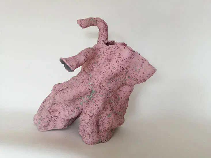 2019 Skulptur. «Vi hjelper til I». Modellert leirgods, h 0,33m x b 0,34m x d 0,26m. Foto/Ingegjerd Mandt ©