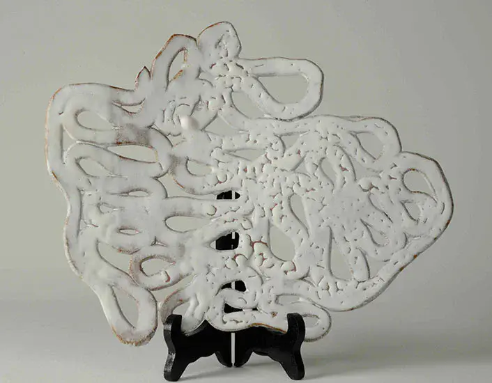 2008 ”Gitter”. Modelert steingods, h 0,32m x b 0,39m. Foto/Kristin Døvle ©