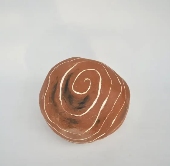2025 «Spiralstein» Modellert leirgods med intarsiabegitning. H22 x B 25 x D26 cm. Foto Ingegjerd Mandt